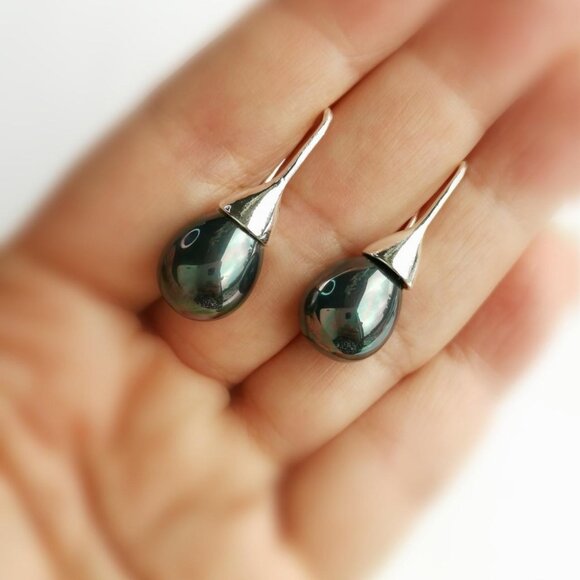 Grey Shell Pearl drop earrings on Silver NEW - Picture 2 of 5